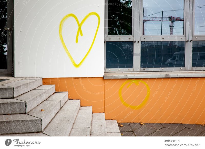 Herz herz liebe zuneigung romanze romantisch beziehung frühlingsgefühl emotion haus fassade wand treppe freitreppe fenster tagg graffiti vandalismus