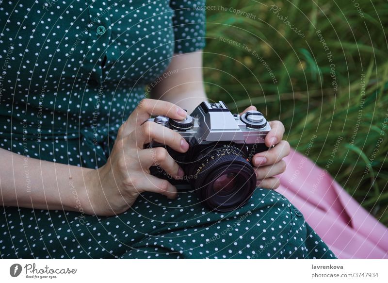 Nahaufnahme der Hände einer Frau, die eine alte Filmkamera halten Fotokamera Filmmaterial altehrwürdig Beteiligung gesichtslos Fotograf professionell Kleid