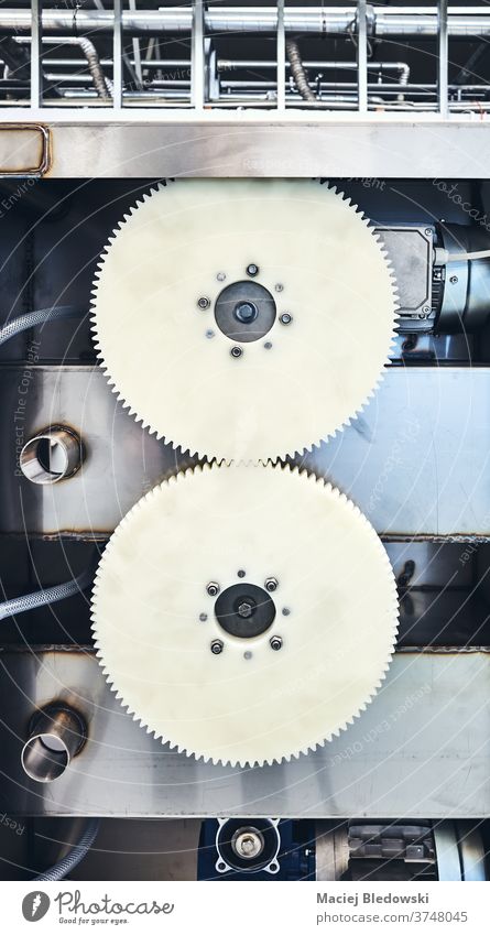 Zwei ineinander greifende Zahnräder aus Kunststoff, die die Drehbewegung einer Maschine übertragen. Gerät Technik & Technologie Industrie Fabrik Herstellung