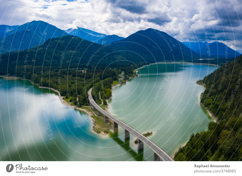 Luftaufnahme der Sylvenstein-Seen an einem bewölkten Sommertag Brücke Landschaft Berge u. Gebirge Alpen Straße Fluss Isar türkis Antenne Bank Strand schön blau