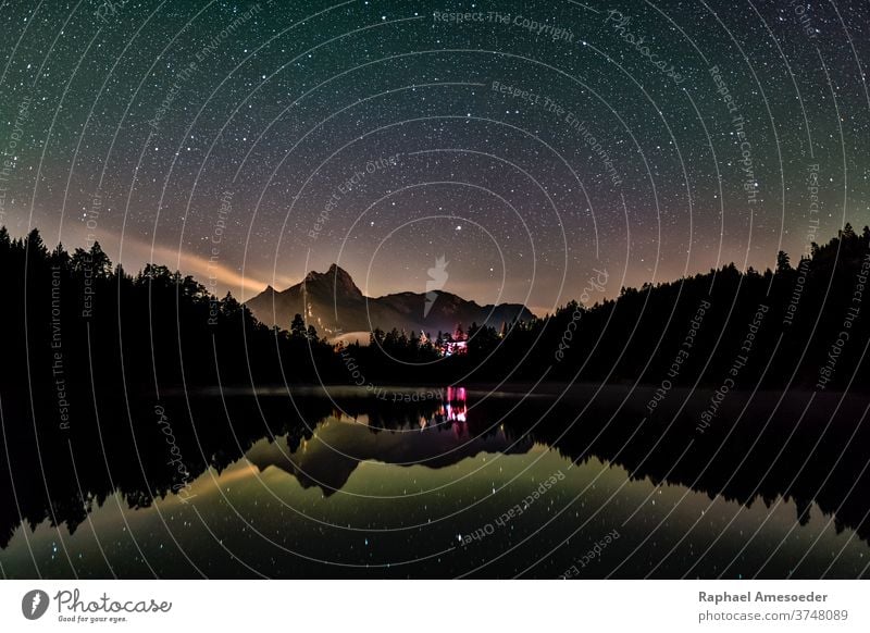 Reflexion des Nachthimmels am Urisee mit den Bergen der Alpen im Hintergrund urisee Stern Reflexion & Spiegelung Reutte Himmel Astro Berge u. Gebirge See