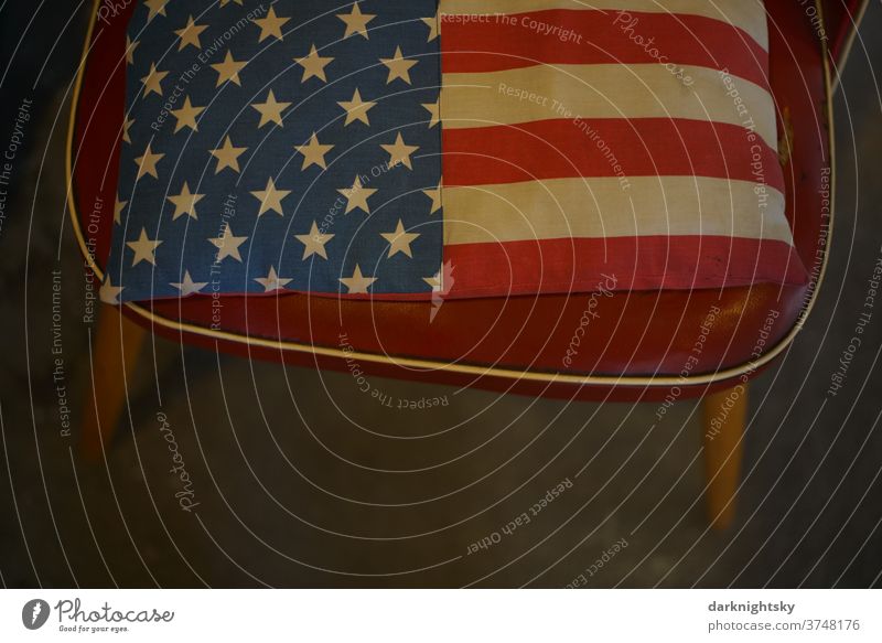 Stuhl mit Kissen und Flagge der Vereinigten Staaten von Amerika national Fahne USA fahne Sterne streifen Freiheit blau Symbole & Metaphern Patriotismus