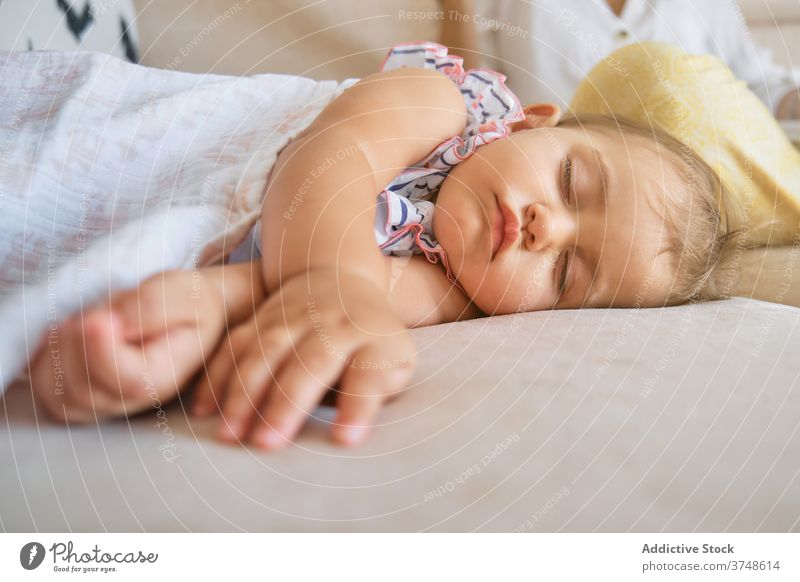 Kleines Mädchen liegt schlafend auf der Couch eines Hauses Zärtlichkeit Ruhe träumend neugeboren Unschuld Finger Frieden Kleinkind friedlich Kopfkissen bequem