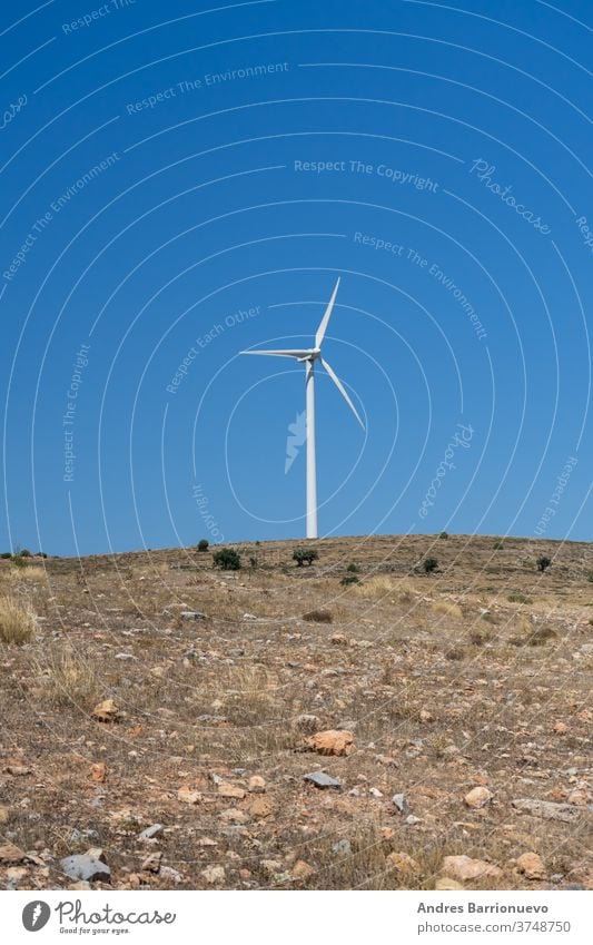Berglandschaft mit Windenergie-Mühlen, die ländliches Leben mit erneuerbaren Technologien mischen Ansicht Nebel Ökologie Landschaft Generation Antenne Kraft