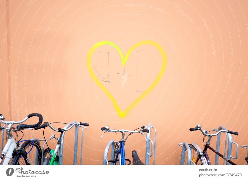 Herz mit Fahrrädern herz liebe zuneigung beziehung romantisch romanze frühlingsgefühl emotion haus wand fassade tagg graffiti vandalismus rad fahrrad verkehr
