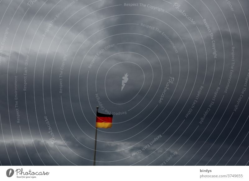 kleine Deutschlandfahne vor Gewitterwolken, düsteres Szenario, Deutschlandflagge Deutsche Flagge Nationalflagge Politik & Staat Wind wehen dunkle Wolken