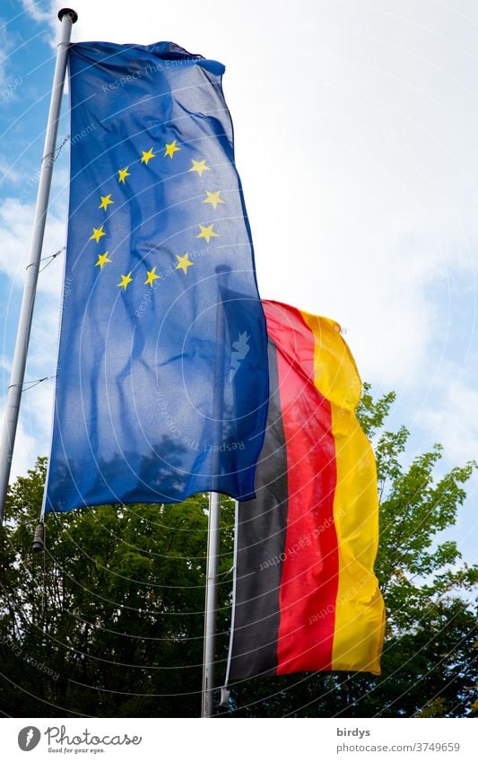 Europaflagge und Deutschlandflagge wehen nebeneinander im Wind