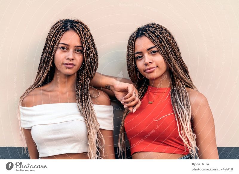 Afroamerikanische Schwestern posieren Vorderansicht Afroamerikaner Zopf in die Kamera schauen Straße attraktiv jung Stil Ausdruck Einstellung schön hübsch