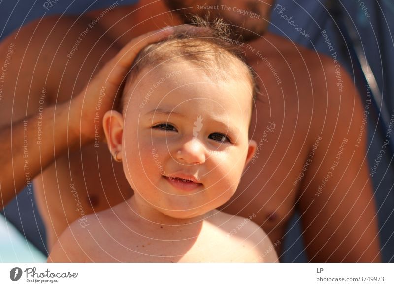 Lustiges Gesicht Kind Silberblick Porträt Zentralperspektive Sonnenlicht Kontrast Licht Schatten Detailaufnahme Nahaufnahme Außenaufnahme mehrfarbig Farbfoto