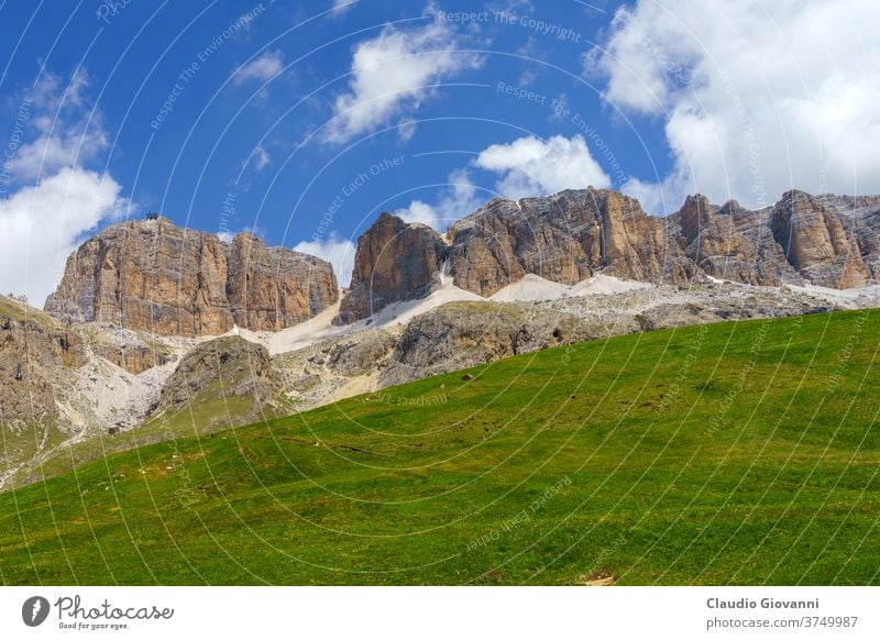 Berglandschaft entlang der Straße zum Pordoi-Pass, Dolomiten Canazei Europa Fassa Italien Juni trentino südtirol Trient unesco Farbe Tag grün Landschaft