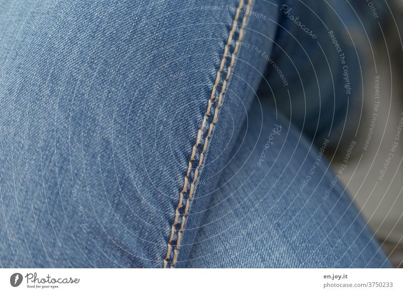 Jeansnaht Naht Jeanshose Jeansstoff Jeansnath beine breit überschlagen sitzend blau Bekleidung Hose Stoff Nahaufnahme Mode Baumwolle lässig Textil