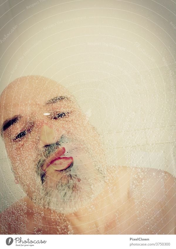 Alter Mann beim Duschen Dusche (Installation) Unter der Dusche (Aktivität) Bad Körperpflege Fliesen u. Kacheln Haut nackt Wasser Tropfen Bart glatze