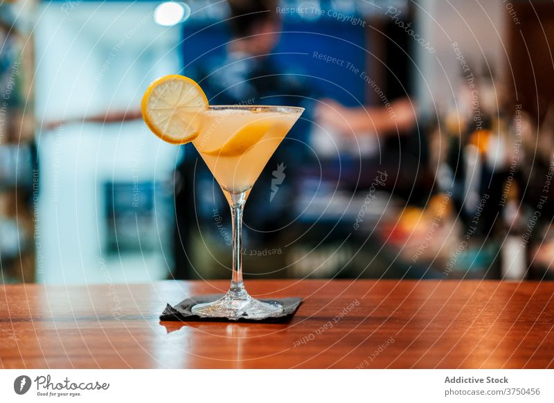 Glas mit erfrischendem Cocktail auf dem Tresen lecker Alkohol Zitrone Garnierung Bar Abfertigungsschalter Erfrischung Kristalle Pub geschmackvoll Zitrusfrüchte