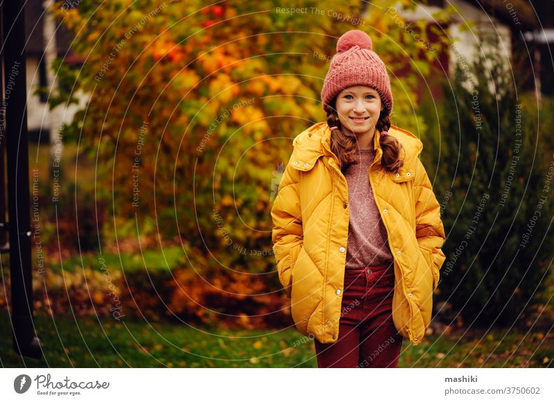 niedliches Mädchen, das im Herbst im Garten oder Park spazieren geht und warme, stilvolle Kleidung trägt Kind Saison Spaß Natur im Freien Freude Glück Kindheit