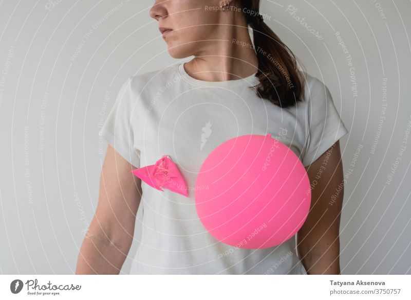 Frau mit Luftballons auf den Brüsten Erkenntnis Brust Krebs Gesundheit rosa abstützen Pflege Symbol Krankheit Almosen Hilfsbereitschaft Hoffnung