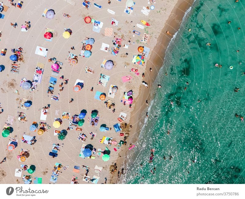 Strandfotografie aus der Luft, Menschen und farbenfrohe Regenschirme am Meeresstrand Antenne Ansicht Sand Hintergrund Wasser MEER Urlaub blau reisen mediterran