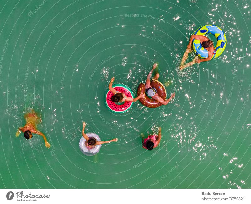 Im Ozean schwimmende Menschen, Seefotografie aus der Luft Strand Antenne Ansicht Sand Hintergrund Wasser MEER Urlaub blau reisen mediterran Tourismus Natur