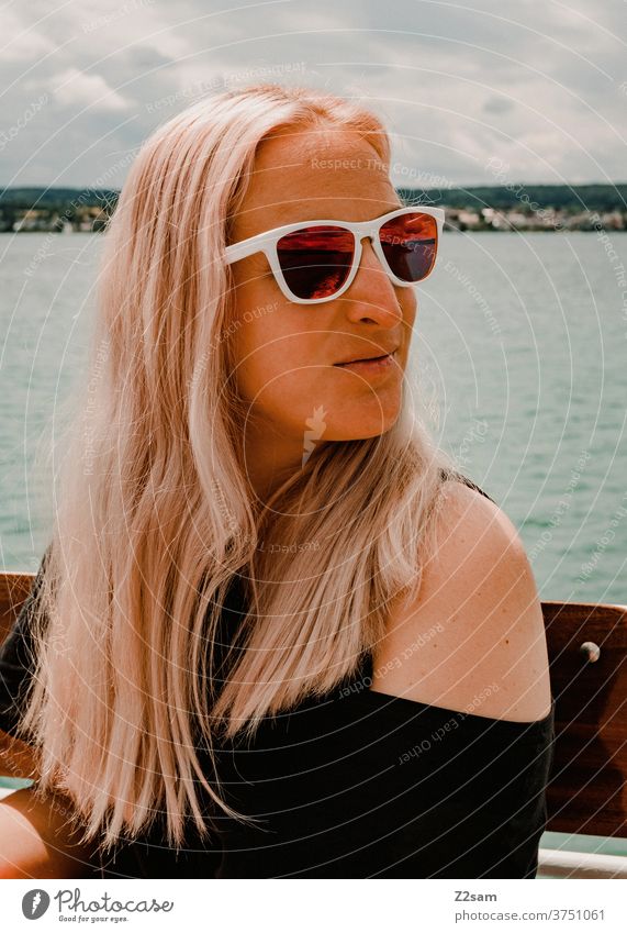 Junge Frau auf dem Bodensee bodensee wasser gewässer junge frau braun erholung entspannung kleid schwarz sonnebrille lange haare himmel blond Wasser
