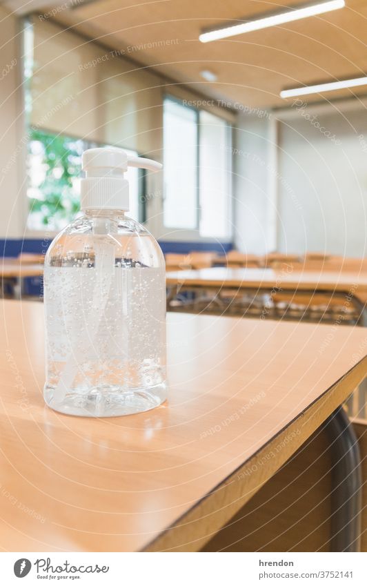 hydro-alkoholisches Gel in einem Klassenzimmer antibakteriell Desinfektion Bildung Schule zurück zur Schule Klassenraum elementar im Innenbereich Schreibtisch