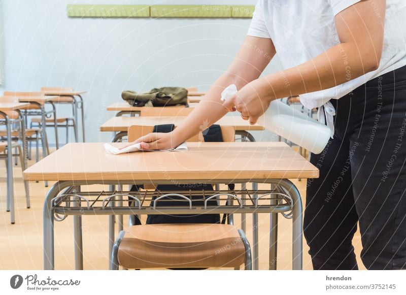 Lehrer Desinfiziert Klassenzimmer Schreibtisch Ein Lizenzfreies Stock Foto Von Photocase