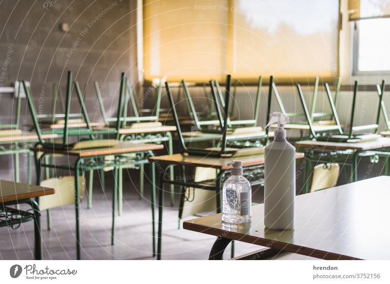 hydro-alkoholisches Gel in einem Klassenzimmer antibakteriell Desinfektion Bildung Schule zurück zur Schule Klassenraum elementar im Innenbereich Schreibtisch