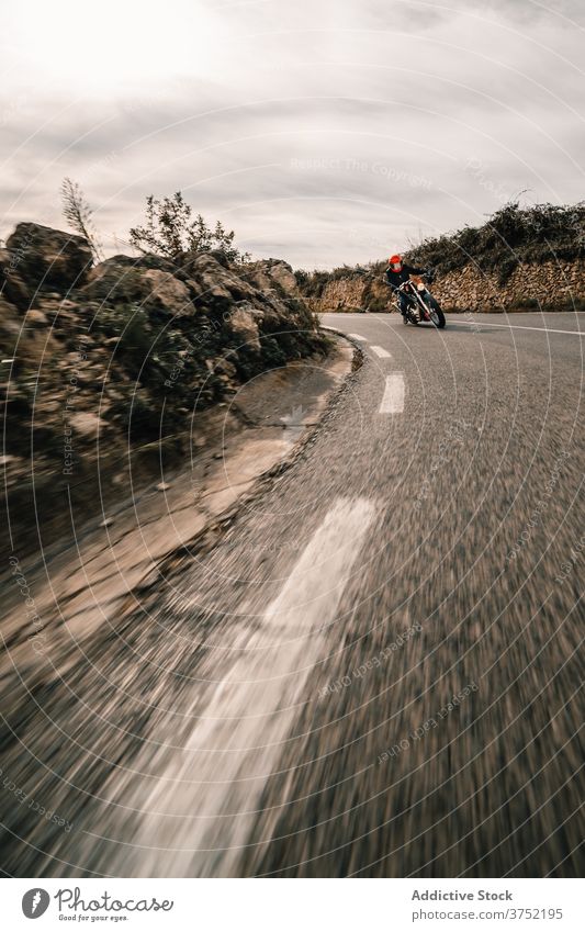 Fahrer auf Motorrädern fahren auf kurviger Straße Biker Motorrad Mitfahrgelegenheit Laufwerk Kurve Geschwindigkeit Berge u. Gebirge Kraft schnell reisen