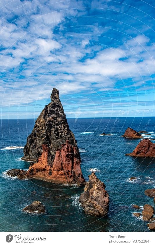 Der Fels in der Brandung - schöne Felsformation im Meer mit wunderschönen blauen Wolkenhimmel vor Madeira Felsen Ozean Küste Natur Landschaft Himmel Wasser
