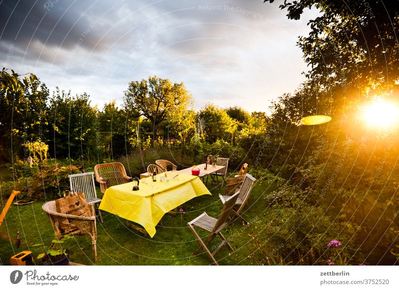 Beendete Gartenparty am Abend abend altocumulus drohend dunkel dämmerung düster farbspektrum feierabend froschperspektive gewitter haufenwolke himmel