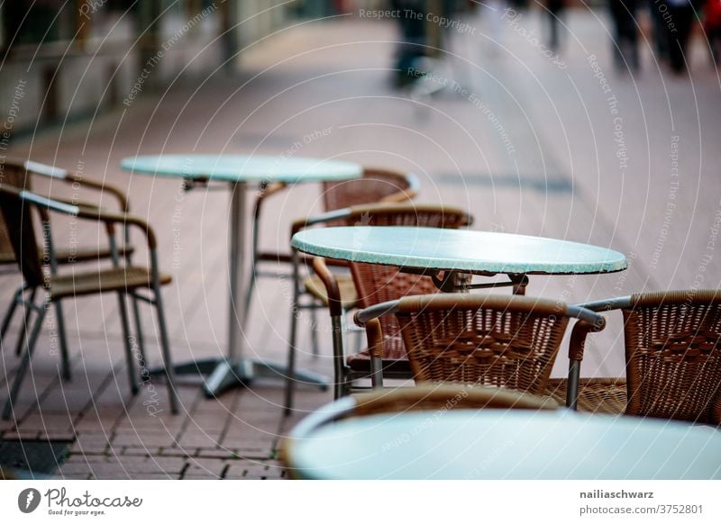 Straßencafé Tisch Stuhl Outside Gastronomie Ferien & Urlaub & Reisen Platz Lifestyle Pause Corona Besuchermangel Außenaufnahme Sitzgelegenheit Tourismus Café