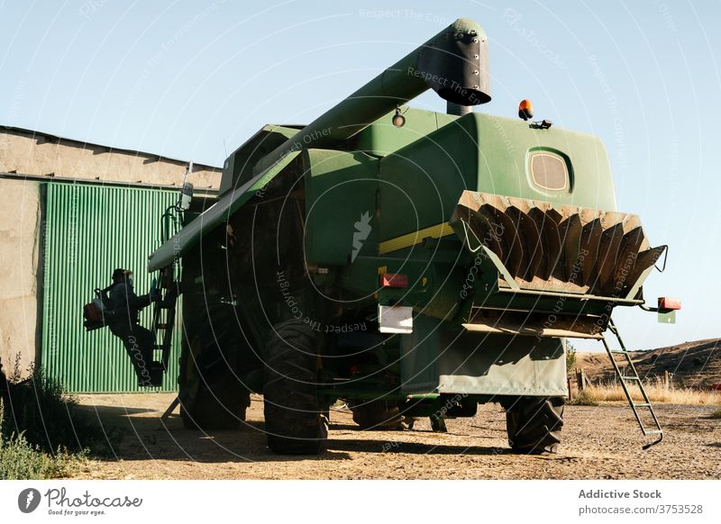 Landwirtschaftliche Maschine auf dem Hof geparkt Erntemaschine Mähdrescher Bauernhof Ackerbau Fahrzeug Ackerland Verkehr PKW Mechanismus Flugzeugwartung Saison
