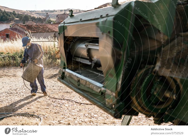 Landwirt repariert Detail einer landwirtschaftlichen Maschine Erntemaschine Mähdrescher Reparatur Detailaufnahme Bauernhof Ackerbau Fahrzeug Flugzeugwartung
