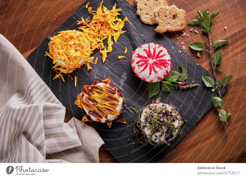 Leckerer Quark garniert mit Blütenblättern Speise Blume Blütenblatt dekorieren geschmackvoll Küche Tisch Schiefertafel essbar frisch Lebensmittel Blütezeit