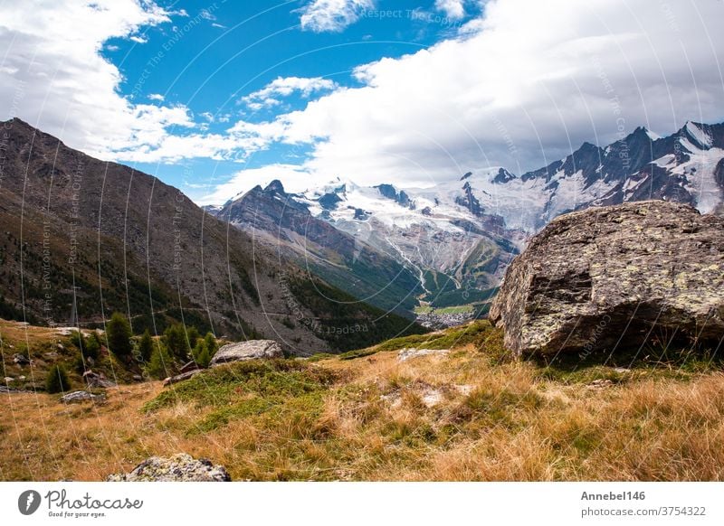 grün Berglandschaft im Sommer mit Bäumen und blauem Himmel in den Alpen Schweiz schöner Hintergrund an einem sonnigen Tag Landschaft Natur alpin reisen Europa