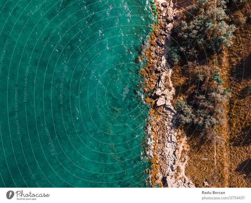 Luftaufnahme Meereslandschaft, Meereswellen, die auf Felsen krachen, Drohnenfotografie Hintergrund Wellen MEER Antenne Felsstrand Strand felsig abstrakt Dröhnen