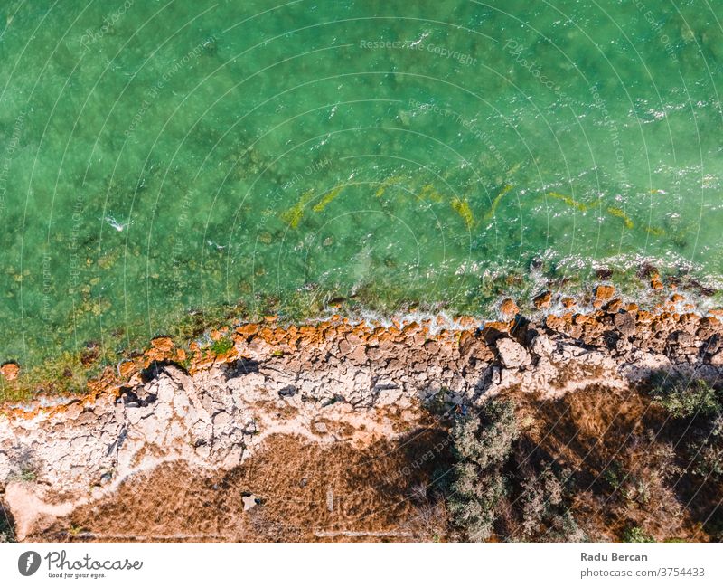 Luftaufnahme Meereslandschaft, Meereswellen, die auf Felsen krachen, Drohnenfotografie Hintergrund Wellen MEER Antenne Felsstrand Strand felsig abstrakt Dröhnen