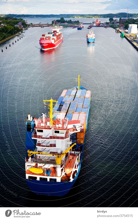Containerschiffe und Frachtschiffe im Nord-Ostseekanal an der Schleuse zur Kieler Förde. Kiel, Ostsee nord-ostsee-kanal Schifffahrt Schiffsverkehr Kiel-Holtenau