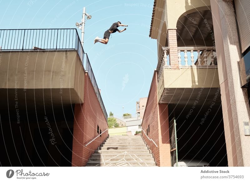 Mann springt über Treppe in Stadt Le Parkour springen Stunt Trick Großstadt Treppenhaus urban extrem Gefahr Hobby Mut aktiv Aktivität professionell Adrenalin
