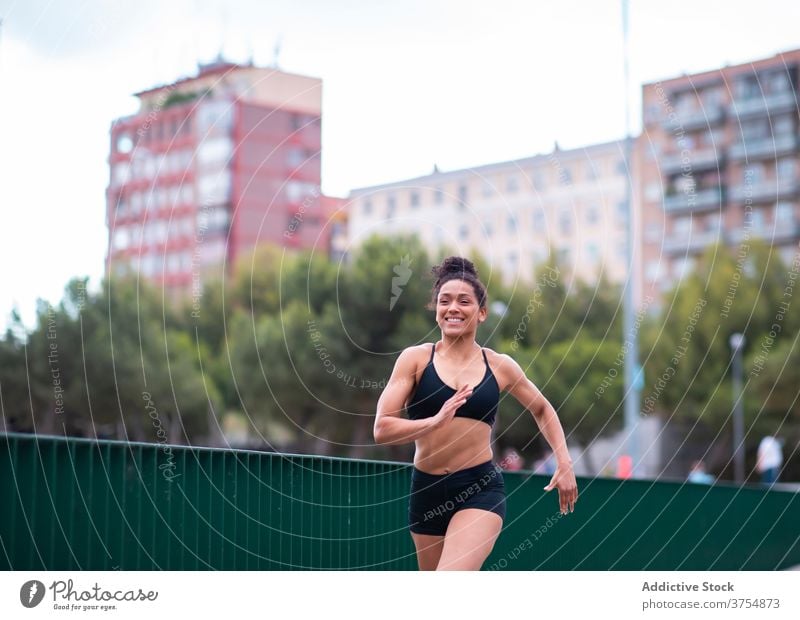 Starke schwarze Frau läuft im Park laufen Läufer stark Großstadt Training Herz Übung Geschwindigkeit ethnisch Afroamerikaner Sportbekleidung Athlet Fitness Weg