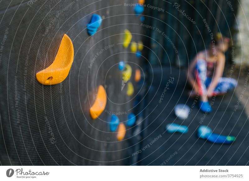 Hält an der Kletterwand in der Turnhalle Griff Aufstieg Wand Halt Zentrum Fitnessstudio extrem Mädchen Teenager Kunststoff Zeitgenosse künstlich Felsbrocken