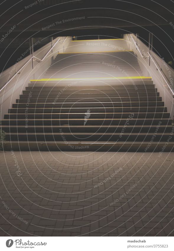 Die stille Treppe Licht Bahnhof erleuchtet leuchtend hell dunkel Kontrast hell erleuchtet sein Nacht Beleuchtung Lichtschein grell Leuchtkörper menschenleer