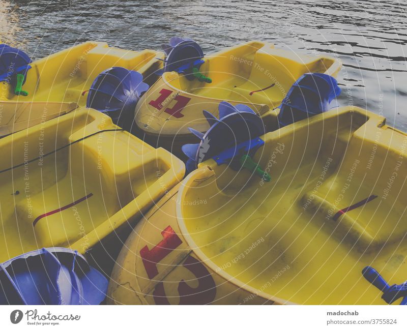 Tretruderrennkippboot Boot Tretboot Freizeit Spaß Kindheit bunt Freizeit & Hobby Freude Spielen Sommer Fröhlichkeit Glück Kinderspiel spielen mehrfarbig