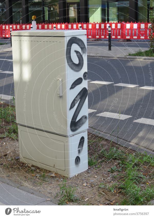 Graffiti „GIN!“ seitlich auf einem Stromverteilerkasten in der Innenstadt Stadt Straßenkunst Außenaufnahme Schriftzeichen Buchstaben Kunst Menschenleer