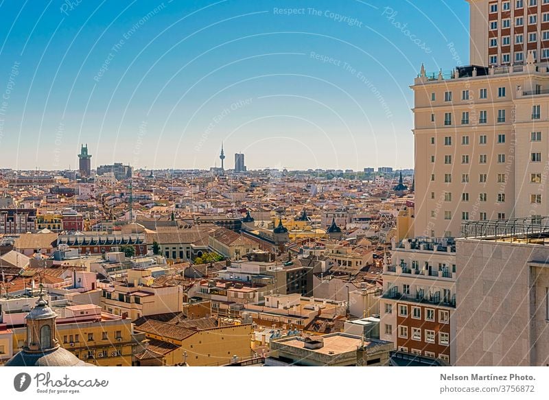 Panoramablick auf Gebäude und Dächer im europäischen Stil. Vista de Madrid desde arriba, se ve el centro con la Plaza España. europa reisen Szene Wahrzeichen