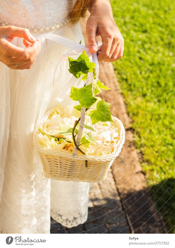 Blumenmädchen in weißem Kleid mit Korb aus Blütenblättern Hochzeit Mädchen Brautjungfer Roséwein Kind Mode geblümt Party Sommer Natur Sonne Blumenstrauß schön