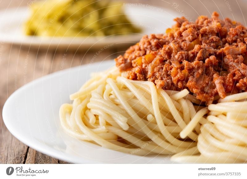 Spaghetti mit Bolognesesoße auf Holztisch Rindfleisch Käse Lebensmittel Spätzle Küche Italienisch Abendessen Speise selbstgemacht Fleisch Parmesan Teller Rezept