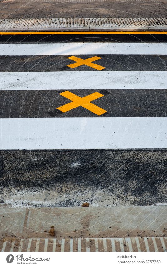 Fußgängerüberweg mit zwei Kreuzen abbiegen asphalt ecke fahrbahnmarkierung fahrrad fahrradweg hinweis kante kurve linie links navi navigation orientierung