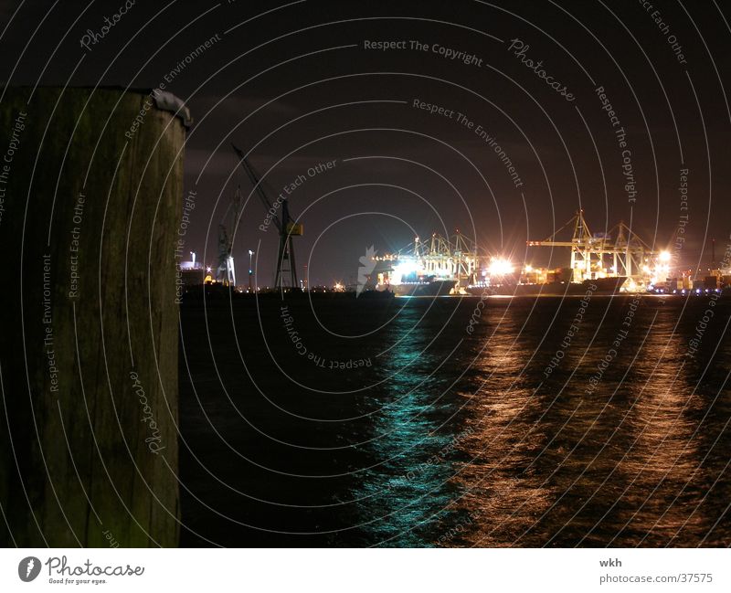 Nachts im Hamburger Hafen Kran Wasserfahrzeug Schifffahrt Elbe