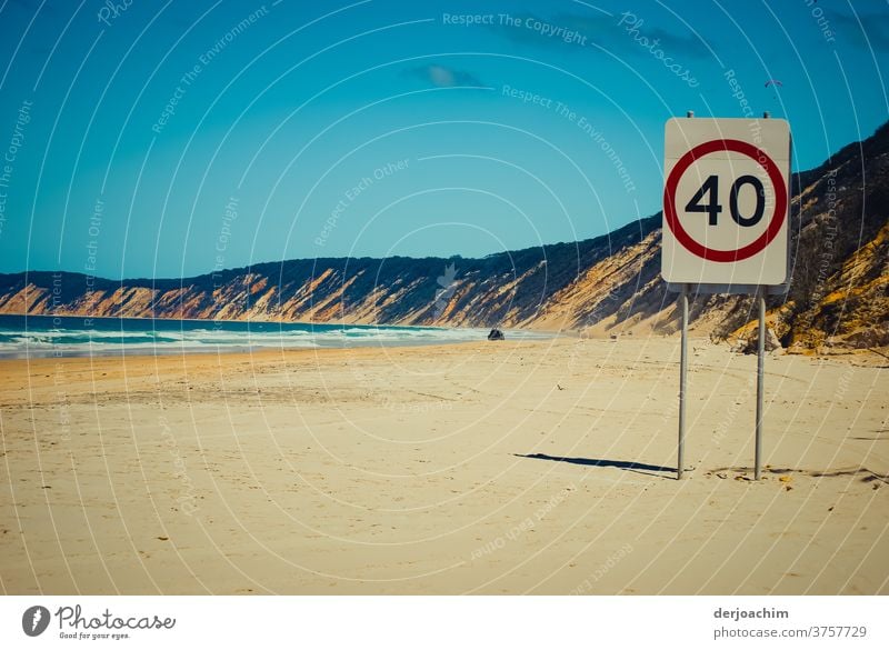 Höchstgeschwindigkeit- 40 km - auf einem Strandabschnitt . Links das blaue Meer und rechts eine hohe Uferböschung. In der Ferne am Strand sieht man ein Auto.