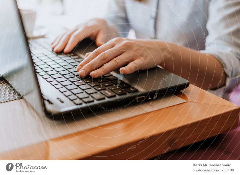 Frauenhände beim Tippen auf der Laptop-Tastatur, freiberufliche Fernarbeit Blogger Business Café Kaffeepause Mitteilung Computer weibliche Hände