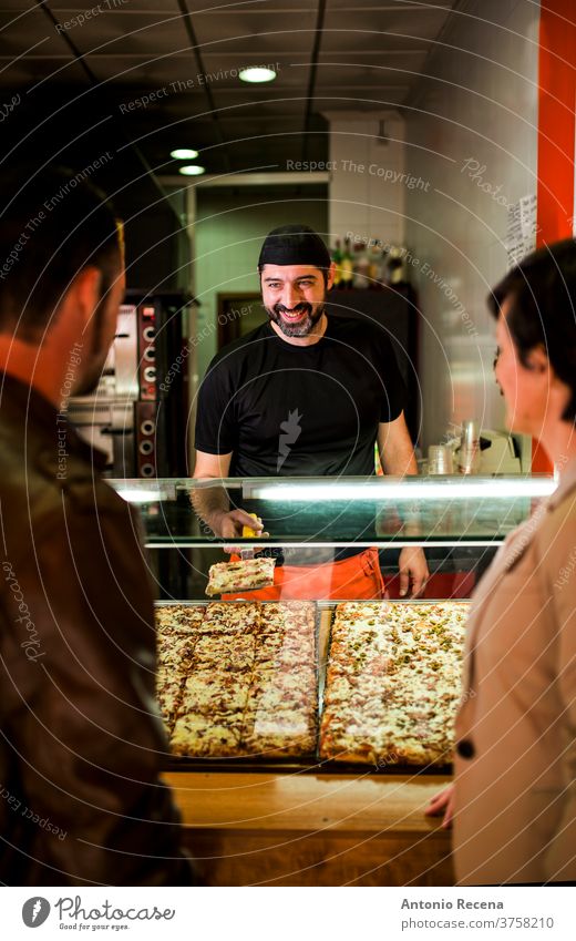 Junges Paar kauft Pizza im Nachtrestaurant Fast-Food-Bar. Mann Türkisch Bier Erwachsener Person Menschen attraktiv Männer männlich bärtig Verkäufer Laden